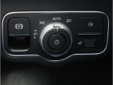 ライト類の操作スイッチを運転席右側に配置。視認性と操作性に配慮されています。
