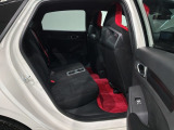 ゆったり座れるリヤシート!足元が広々としていて、乗り心地も良いです!