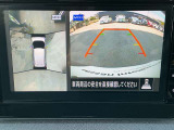 アラウンドビューモニターです。上空からお車の周りを見る感覚で表示されますので、車庫入れも簡単