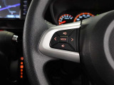 ハンドルから手を離さずにオーディオの操作ができるステアリングスイッチを装備。わき見運転の防止にもなり安全運転に貢献します。