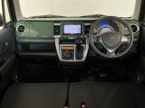 【インパネ】運転のしやすさを最優先に設計された見晴らしの良いフロントビュー。車両間隔が掴みやすく狭い道でも安心♪「安全」と「品質」を最優先に、安心してお乗りいただけるクルマを提供いたします。