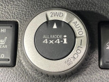 【オールモード4&times;4】2WD/4WDモードを手軽に切り替え可能。燃費重視の2WD、スタック時に役立つLOCK、AUTOモードでは4WDの配分を自動で調整し、路面状況を問わず安定した走りをサポート。