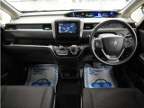 運転にかかわる様々な操作を安全に行えるように視点移動が少なく、操作性に配慮されたスイッチ類が凝縮されたコクピットです。
