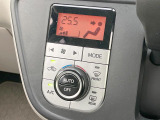 【オートエアコン】一度お好みの温度に設定すれば、車内の温度を検知し風量や温度を自動で調整。暑い&hellip;寒い&hellip;と何度もスイッチ操作をする必要はありません。快適な車内空間には必須の機能ですね♪