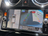アラウンドビューモニター。上空から見下ろしているかのような映像を映し出して周囲を確認し、スムースな駐車をアシストします。