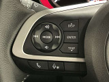 ステアリングスイッチ付き。前方から目を離すことなくオーディオ操作をすることが可能です。