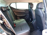 お車選びをお楽しみ頂けるよう、在庫車の展示スペースを十分に確保しております。