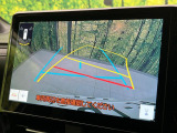 【バックカメラ】駐車時に後方がリアルタイム映像で確認できます。大型商業施設や立体駐車場での駐車時や、夜間のバック時に大活躍!運転スキルに関わらず、今や必須となった装備のひとつです!