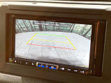 【バックカメラ】駐車時に後方がリアルタイム映像で確認できます。大型商業施設や立体駐車場での駐車時や、夜間のバック時に大活躍!運転スキルに関わらず、今や必須となった装備のひとつです!
