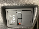 左側電動スライドドアは運転席からでも操作ができるように、ハンドル付近に開閉の操作スイッチが付いています。