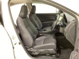 女性でも運転がしやすいように、シートの高さ調整機能(シートリフター)がついています。広い足元にゆったり座れるシートには肘掛も装備しており長距離の運転でも疲れにくいシートです。