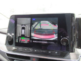 車を上から見下ろしているかのような映像で周囲の状況を確認できるアラウンドビューモニター。狭い駐車場や駐車が苦手な方でも安心。