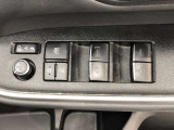 パワーウインドウは今や当たり前の装備ですが、無いと困ります。運転席からの操作で、全席フルオープン・フルクローズが可能です。