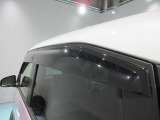 クルマと一体感がある.デザインのプラスチックバイザー 雨の日でも車内の換気ができます。