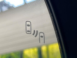 【ブラインドスポットモニター】走行中、ドアミラーの死角になりやすい箇所に後続車が接近するとサイドミラーのレンズに警告を表示!ドライバーに注意喚起をしてくれます。