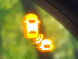 【ブラインドスポットインフォメーション】走行中、ドアミラーの死角になりやすい箇所に後続車が接近するとサイドミラー付近に警告を表示、ドライバーに注意喚起をしてくれます。