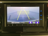 バックでの車庫入れも安心です! リアカメラが付いているバックモニター付のナビを装備しております。操作線もついており距離感も画面から確認できます。