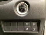 Hondaセンシング用の、VSA(ABS+TCS+横滑り抑制)解除と路外逸脱抑制機能のオンオフスイッチなどはハンドルの右側に装備しています。
