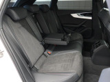 リクライニングのポジションを調整可能。シートスライドは、60:40の2分割となります。格納可能なセンターアームレストには2個のカップホルダーも装備。
