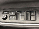 パワーウィンドは今や当たり前の機能ですが、無いと困る機能です。運転席からの操作で、全席の窓を振るオープンにしたり、フルクローズが可能です。