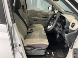 運転席、助手席です。座面も広くゆったりと座れてアームレストも付いているので重宝します。