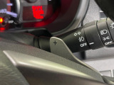 【パドルシフト】ハンドルから手を離さずに素早くシフトアップ&ダウンができるので、エンジンブレーキを使う下り坂や高速道路の合流で加速したい場面で役立ちます。