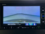 【バックカメラ】運転が苦手な方も車庫入れラクラクです!ギアをリバースに入れれば自動的に切り換わりますので、面倒な操作は不要です♪狭い駐車場もお車を傷つけず安心ですね!