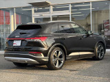 Audiのリヤディフューザーは、車両の後方での空気の流れを整え、乱流を減少させることで、走行安定性を向上させます。またスポーティで洗練された外観を提供し、全体のスタイルに一体感を持たせます。