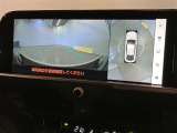 【パノラミックビューモニター&フロントビュー】見通しの悪い交差点やT字路などで車両前方と左右の状況確認をする為に車両上方と前方カメラからの映像を同時に表示するので周りがハッキリ確認でき安心です。