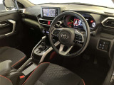 運転席周りのレイアウトをご覧ください。ナビゲーションが綺麗に装着されすっきり収まってますね!