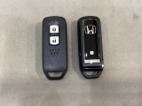 スマートキーを装備しています。鍵を差し込むことなくドアロックの開け閉めと、スタートボタン操作でのエンジンスタートができます。スペアキーも同じものを用意しております。