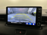リバースギアに入れるだけで後方の表示へ切り替わります。夜間や雨の日の駐車も楽になりますよ。
