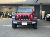 丸目のヘッドライトと7つの縦型具率はJEEPを象徴するデザインになっております。