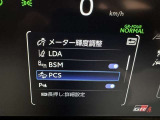 レーンディパーチャーアラートとは車線または走路からの逸脱の可能性を警告すると共に、車線または走路からの逸脱を避けるためのハンドル操作の一部を支援する機能です。詳細は販売店スタッフまでおたずねください。