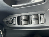 運転席ドアにはパワーウィンドウスイッチが集約され、ドアミラー調整スイッチも装備!1か所で簡単に操作が可能です!
