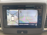 全方位カメラ付き。車を真上から見たような映像で、車の死角を少なくし、安全運転をサポートします。