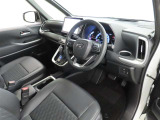 シンプルで使いやすいデザインの運転席です。