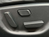 【パワーシート】電動でシートポジションの変更が可能です。手動式より細かくシート設定が可能ですのでより快適な姿勢でドライブを楽しんで頂けるでしょう。