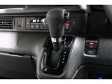インパネシフトだから視線の移動も少なく足元もスッキリ♪運転席もゆったりしているのでゆとりを持ってドライブできますね!