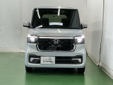 LEDヘッドライトを装備しています。LEDヘッドライトはとても明るく、雨の日や夜間走行も安全・安心です。オートライトコントロール付きで周囲の明るさに応じて自動で点灯・消灯します