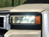 【LEDヘッドライト】悪天候や夜間走行時も良好な視界を確保し安心して運転できる高輝度LEDヘッドライトを装備!点灯速度が早く、消費電力も抑えられています。