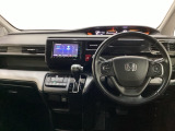 車内は光触媒抗菌消臭施工済です。インパネ周りはスタイリッシュなデザインです。グローブボックスやカップホルダーのほかにトレーなどたくさんの収納スペースが付いています。