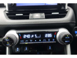 ★運転席と助手席でそれぞれお好みに合わせて温度設定が行えるフルオートエアコンです。外気温や室温、日射量を感知し、吹き出し温度、風量を緻密に制御します
