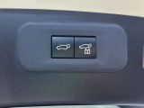パワーバックドアです。荷物を持っていても、ボタンを押すだけで簡単に開閉ができます。
