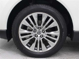 高輝度シルバー塗装された19インチアルミホイールが装着されています。タイヤサイズ225/55R19
