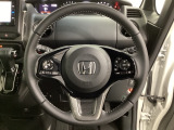 ハンドルにHondaセンシング系のクルーズコントロールやレーンキープアシストなどのスイッチと、オーディオの操作スイッチが装備されています。ハンドルから手を離さず安全に操作できます。
