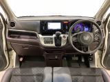車内は光触媒抗菌消臭施工済です。インパネ周りはスタイリッシュなデザインです。グローブボックスやカップホルダーのほかにトレーなどたくさんの収納スペースが付いています。