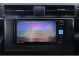 バックカメラが付いているので後方確認が非常にしやすいです。今や運転初心者も熟練者も必須装備!ついていて損はないですね♪