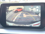 【バックカメラ】駐車時に後方がリアルタイム映像で確認できます。大型商業施設や立体駐車場での駐車時や、夜間のバック時に大活躍!運転スキルに関わらず、今や必須となった装備のひとつです!