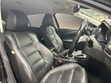 運転席も広々としており運転しやすい環境を実現しています☆室内クリーニングも実施済みです。